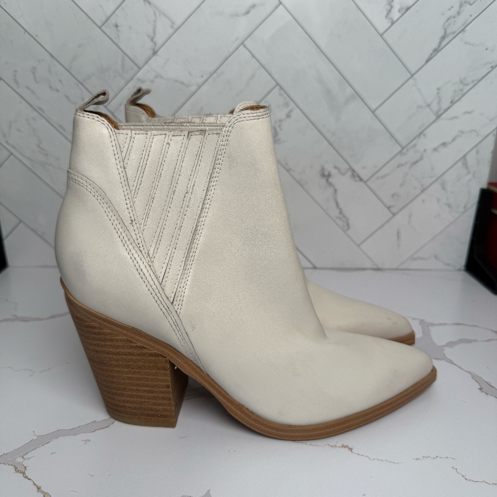 Marc Fisher NEVER WORN white leather boots size 9